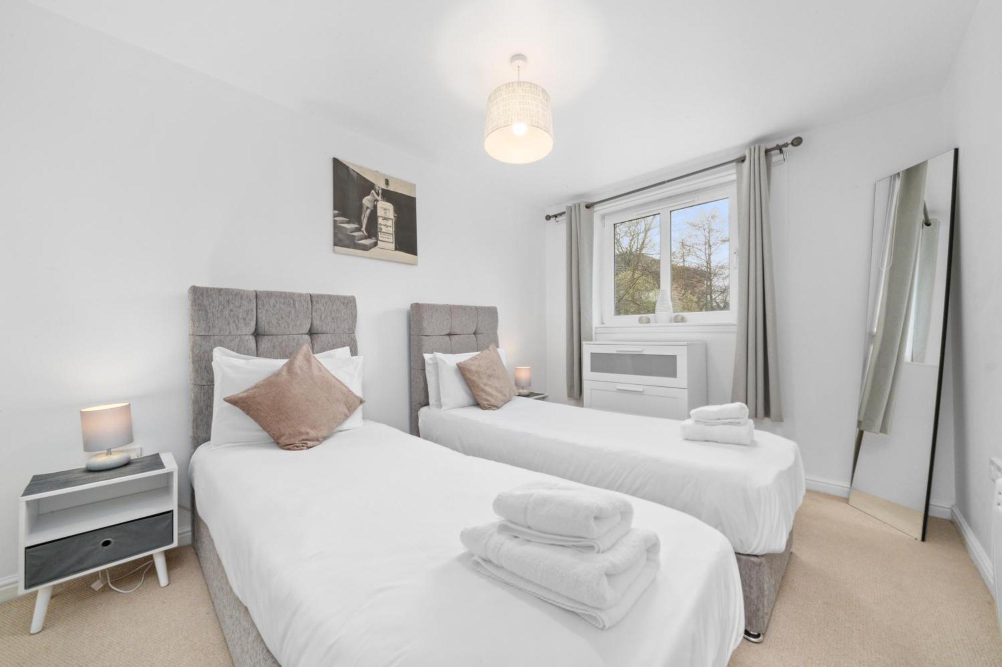 Saughton Suite With Views Of Water Of Leith เอดินบะระ ภายนอก รูปภาพ