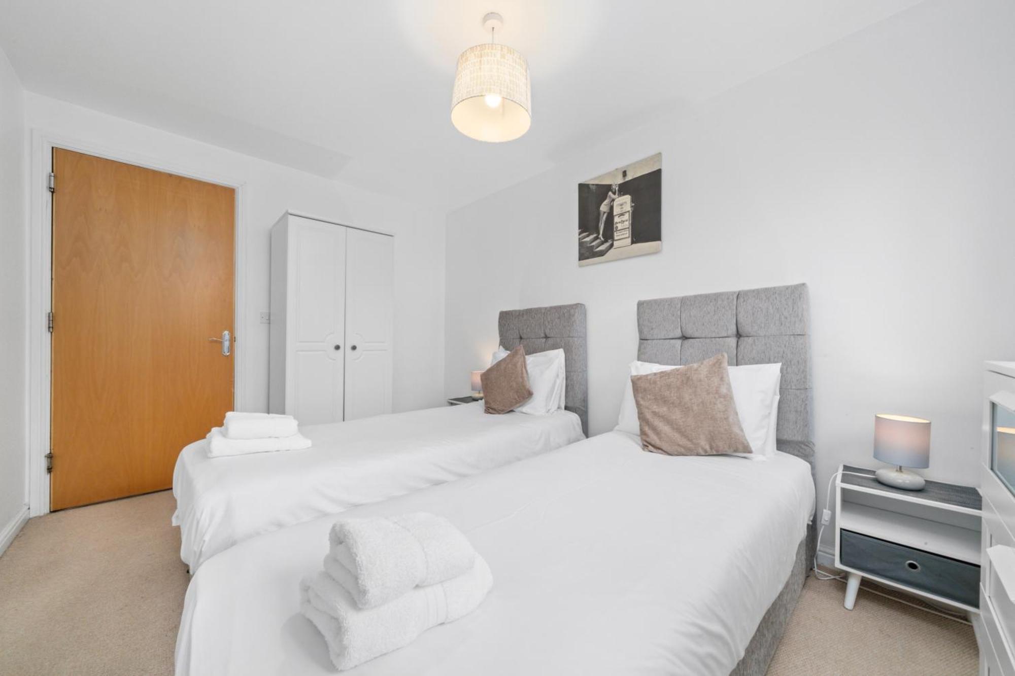Saughton Suite With Views Of Water Of Leith เอดินบะระ ภายนอก รูปภาพ