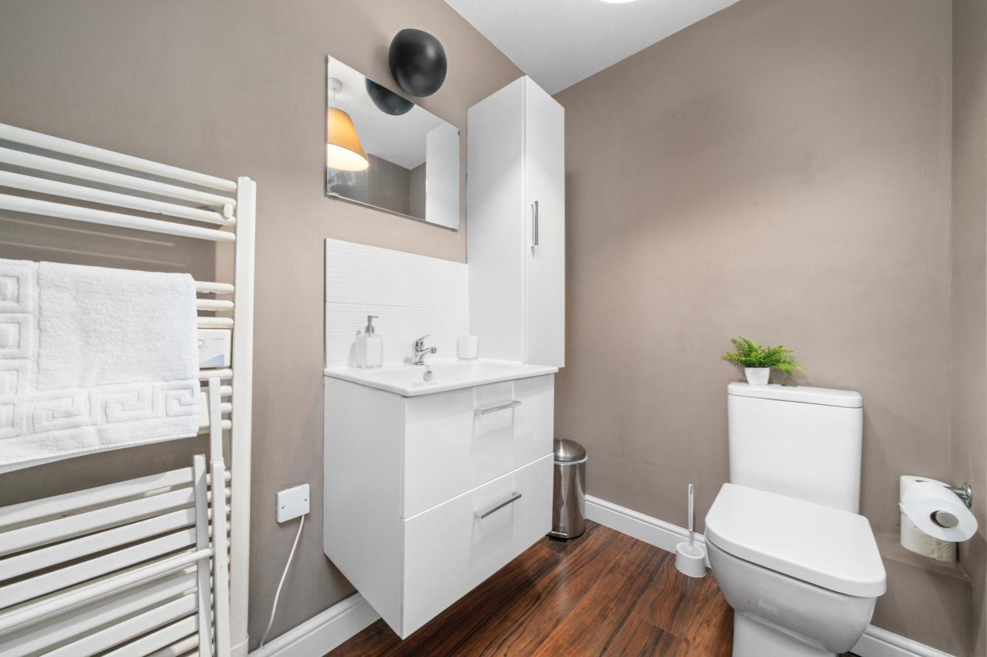 Saughton Suite With Views Of Water Of Leith เอดินบะระ ภายนอก รูปภาพ