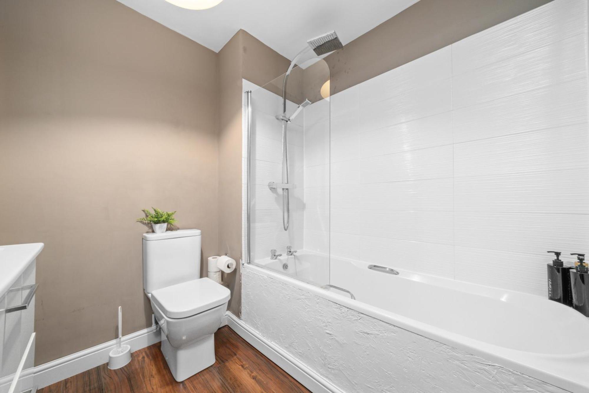 Saughton Suite With Views Of Water Of Leith เอดินบะระ ภายนอก รูปภาพ